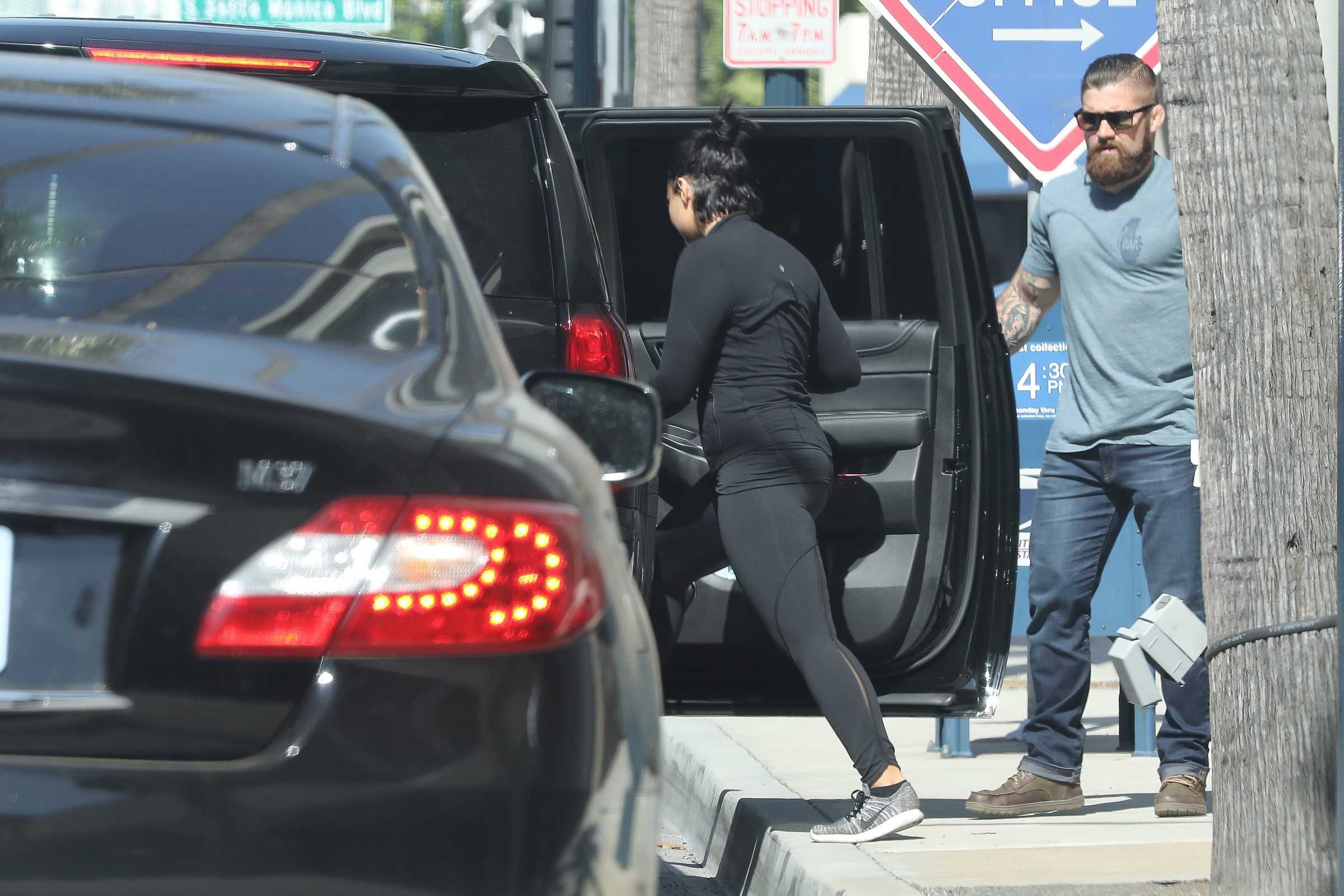 Leaving_Gym_in_LA_-_April_5th-07.jpg