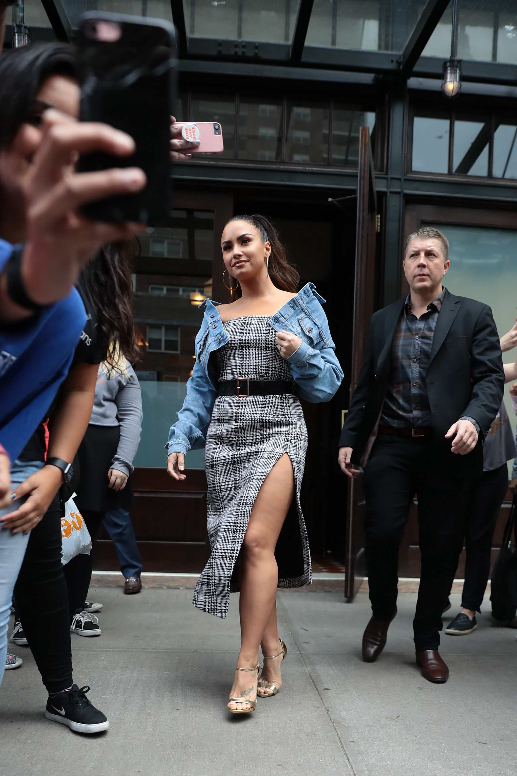 leaving_her_hotel_in_New_York_-_September_29-05.jpg leaving_her_hotel_in_New_York_-_September_29-05.jpg