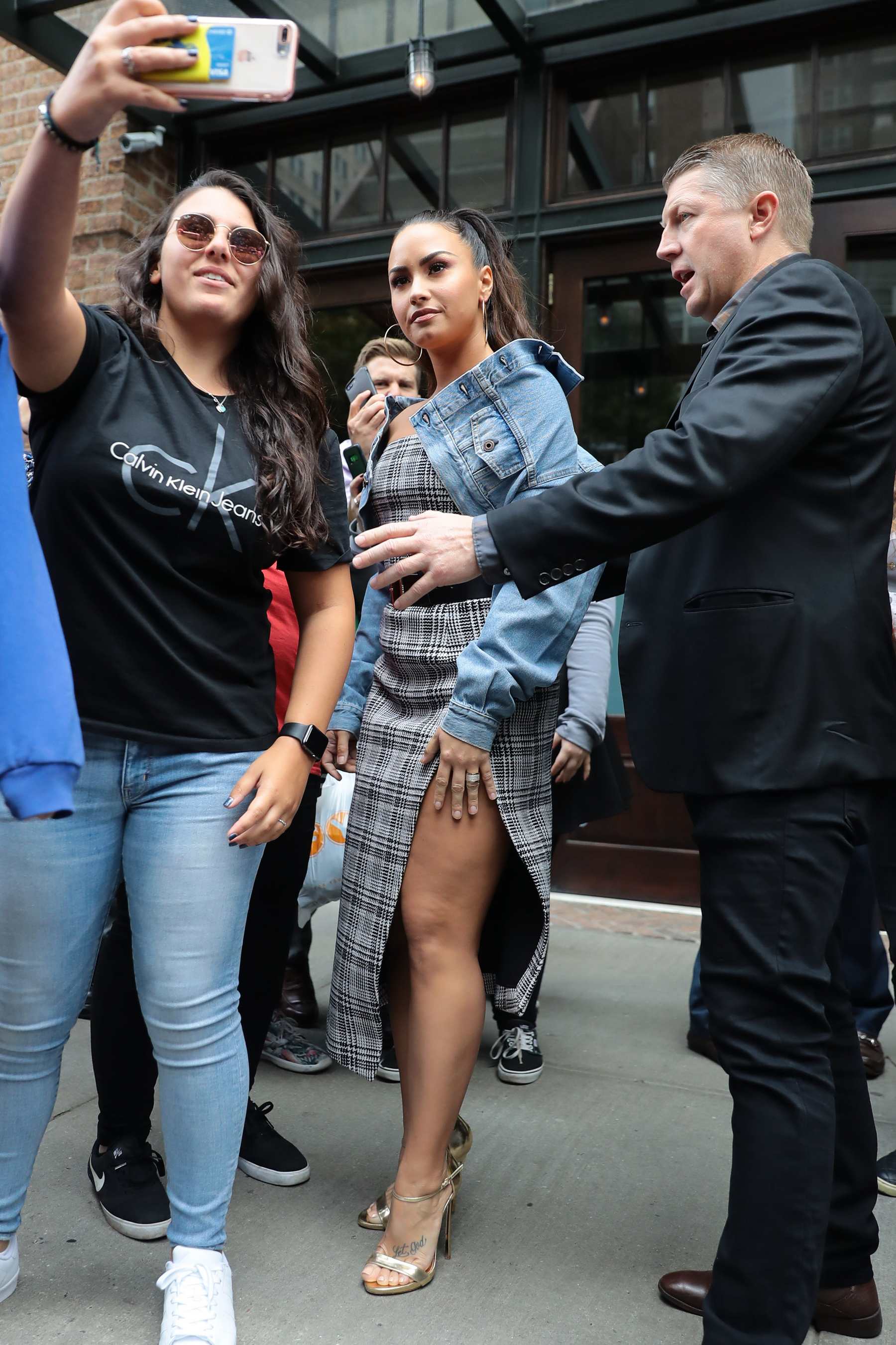 leaving_her_hotel_in_New_York_-_September_29-06.jpg