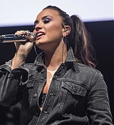 Free_Radio_Live_in_Birmingham_-_November_11-05.jpg