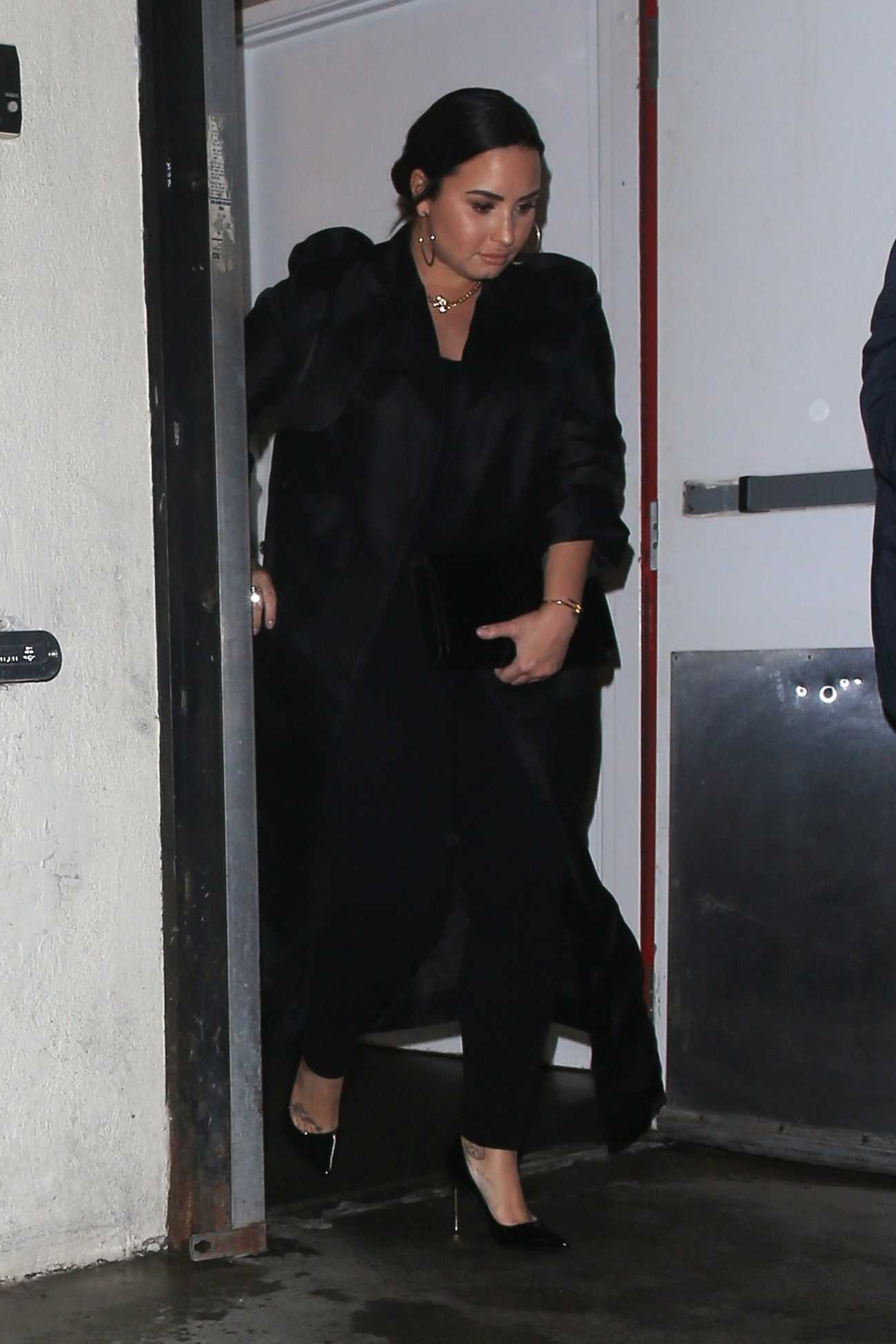 Demi_Lovato_-_Steps_out_after_having_dinner_at_Craig_s_in_West_Hollywood2C_CA_March_52C_2019-01.jpg