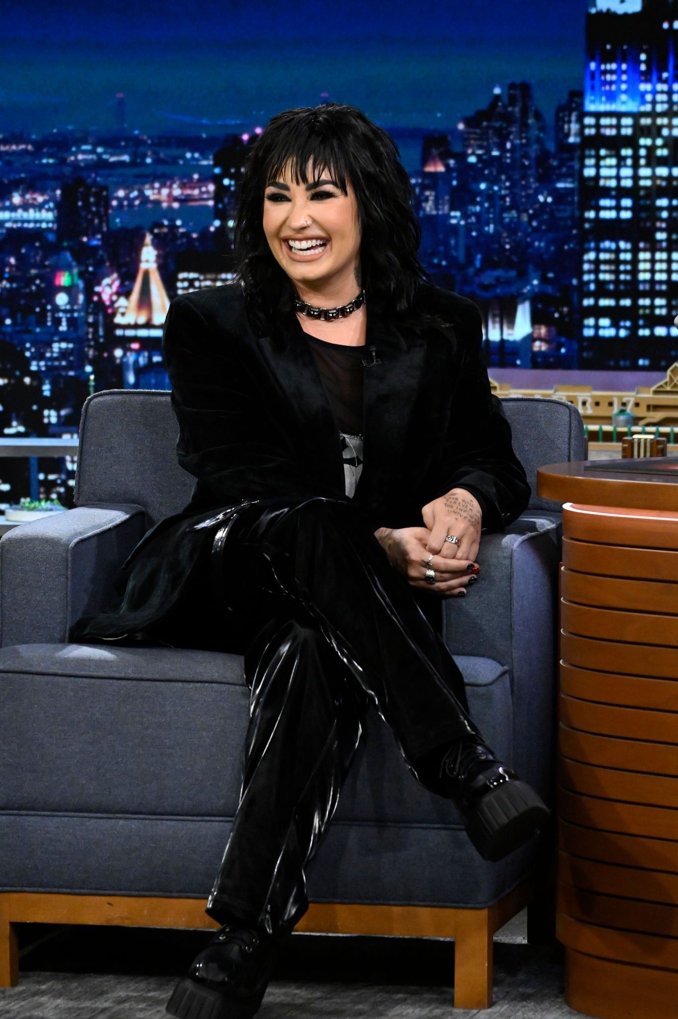 Demi_Lovato_-_attends_The_Tonight_Show_Starring_Jimmy_Fallon__August_162C_202224.jpg