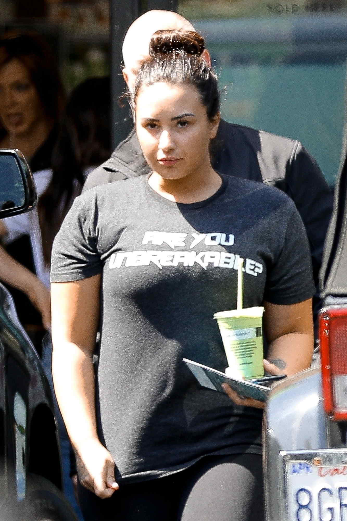 Grabbing_some_juice_after_workout_in_LA_-_March_261.jpg