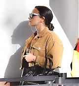 Demi_Lovato_-_At_LAX_airport_on_January_222C_2018-05.jpg