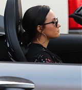 Demi_Lovato_-_Christmas_shopping_in_Beverly_Hills2C_CA_on_December_24-02.jpg