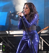 Demi_Lovato_-_Performs_at_Fontainebleau_Miami_Beach_on_December_31-08.jpg